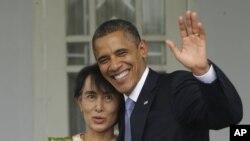2012年11月19日,美国总统奥巴马(右)在缅甸民主运动领袖昂山素季在仰光的家中与她拥抱并向人们挥手致意。