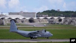 一架美国海军陆战队 C-130 大力士运输机降落在日本南部冲绳西部嘉手纳镇的嘉手纳空军基地机场。(美联社:2023年8月24日)