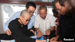 刘晓波妻子刘霞海葬刘晓波骨灰。(2017年7月15日)