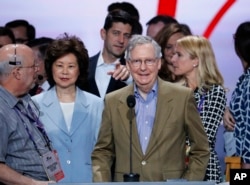 在美国共和党代表大会上,美国国会参议院多数党领袖麦康奈尔(前排,中)和众议院议长瑞安(后排,中)在一起(2016年7月17日)