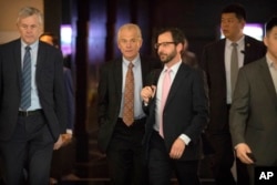白宫贸易顾问纳瓦罗(左二)离开北京的酒店前去与中国官员进行贸易会谈。(2018年5月4日)