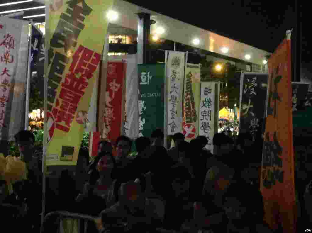 香港立法会辩论政改方案在星期三踏入最后阶段,大批支持和反对的示威人士在议会外的示威区分别举行集会。 (美国之音海彦拍摄)