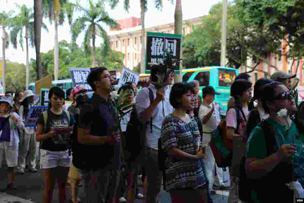 台湾民众星期天在台北的教育部门前示威游行,声援反对“黑箱课纲”的学生,要求教育部长下台。(2015年8月2日 杨明拍摄)
