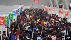 中国经济放缓给安排就业带来的巨大的压力。图为安徽合肥举行的一次招工会,会上找工作的人群如潮。(资料照片)