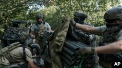 Фото: Українські військові поблизу Бахмута