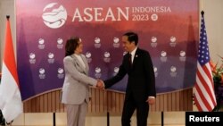 အမေရိကန် ဒုတိယသမ္မတ Kamala Harris နဲ့ အင်ဒိုနီးရှားသမ္မတ Joko Widodo တို့ အင်ဒိုနီးရှားနိုင်ငံ၊ ဂျကာတာမြို့ အာဆီယံထိပ်သီးဆွေးနွေးပွဲမှာ တွေ့ဆုံကြစဥ်။
