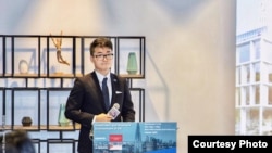 Simon Cheng 在英国驻港总领事馆参与投资暨贸易政策说明会上(照片来源: 郑文杰2018年11月15日脸书贴文)