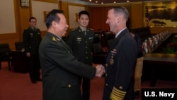 美国海军作战部长理查森上将2019年1月15日与中国军委联合参谋部参谋长李作成在八一大楼握手(美国海军图片)。