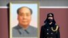 一名中国武警士兵戴着口罩在北京天安门前站岗。(2020年2月4日)