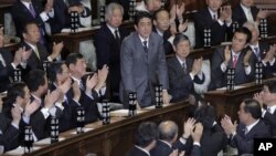 日本国会下院院会2012年12月26批准安倍晋三继任日本首相之后,安倍晋三鞠躬致意