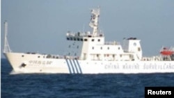 中国海监船2012年4月10日在斯卡伯勒浅滩海域拦阻菲律宾军舰,不让菲方逮捕中国渔民