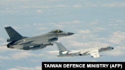 台湾一架战斗机近距离跟踪抵近台湾空域的中国大陆一架轰炸机(台湾国防部2018年5月11日)