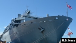 英国皇家海军“海神之子”号军舰驶过“西沙群岛”前先访问日本横须贺港美国海军基地(美国海军照片)