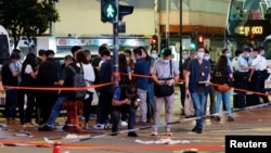 香港7月1日晚在铜锣湾发生袭击警察案,大批警员在现场调查拍照。