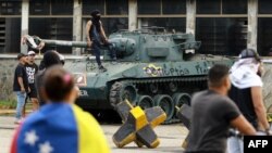 Демонстранти біля форту Парамакай під час протесту у Венесуелі, 29 липня 2024 року, через день після президентських виборів. Juan Carlos HERNANDEZ/AFP