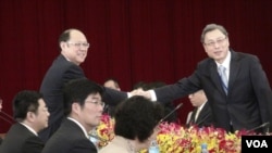 台海两会双方代表团长握手 (美国之音杨晨拍摄)