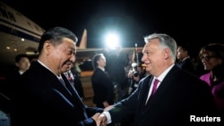 中国国家主席习近平2024年5月8日夜间抵达布达佩斯,匈牙利总理维克托·欧尔班(Viktor Orbán)接机。(匈牙利总理办公室照片)