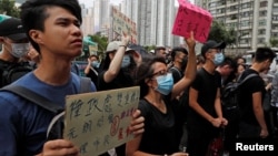 资料照:香港法院外聚集的抗议者支持被控“暴动及非法集结罪”的反送中人士。(2019年7月31日)
