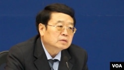中国外交部副部长程国平召开2014亚信峰会中外媒体吹风会(美国之音东方拍摄)