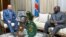 Procureur ya CPI (Cour pénale internationale) Karim Khan (G) na mokonzi ya RDC Félix Tshisekedi (D) na Cité de l’Union africaine, Kinshasa, 25 sanza ya mibale 2025. (Facebook/Présidence RDC)
