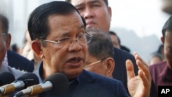 Tư liệu: Thủ tướng Campuchia Hun Sen phát biểu với hành khách của du thuyền Westerdam, ở cảng Sihanoukville, Campuchia ngày 14/2/2020. (AP Photo/Heng Sinith)