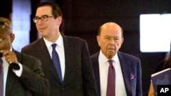 美国财政部长姆努钦(左)和商务部长罗斯(右)