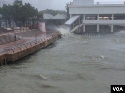 2018年9月16日,台风山竹带来的风浪潮使维港海水水面上升 (美国之音记者申华 拍摄)
