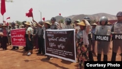 လျော်ကြေးမပေးဘဲ သိမ်းယူထားတဲ့ လယ်ယာမြေတွေအတွက် ဝမ်ပေါင် ကုမ္ပဏီကို တောင်သူလယ်သမားများ ဆန္ဒပြစဉ်။ (ဓါတ်ပုံ- ဒေသခံ)