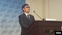盲人法律维权人士陈光诚在美国企业研究所首次发表英文演说(美国之音杨明拍摄)