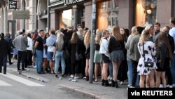 ၂၀၂၀ ဇူလိုင်လ ၁၅ ရက်နေ့က Finland ရှိ လူငယ်များ Night club ဝင်ဖို့တန်းစီနေစဉ်