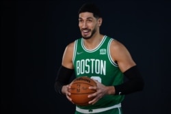 资料照:美国NBA联盟的波士顿凯尔特人队球星埃内斯·坎特(2021年9月27日)