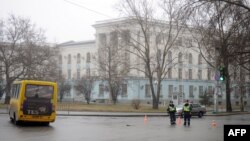 警察守卫在乌克兰克里米亚地区首府辛菲罗波尔的克里米亚内阁大楼外。(2014年2月27日)