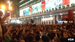 旺角10月3日发生反占中人士袭击示威者事件(美国之音海彦拍摄)