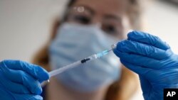 英国伦敦一名护士准备注射新冠疫苗(美联社2020年12月8日)