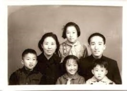 卞仲耘生前留下的与王晶垚和孩子们全家福合照。(王友琴提供图片)