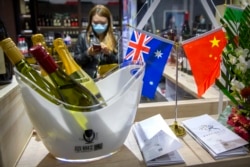 上海举行的中国国际进口博览会展出的澳大利亚葡萄酒展台。(2020年11月5日)