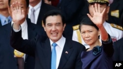台湾总统马英九和夫人周美青在台北庆祝双十节的典礼上挥手致意(2015年10月10日)