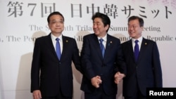 资料照:左起中国总理李克强、日本首相安倍晋三和韩国总统文在寅在成都出席中日韩领导人峰会。(2019年12月24日)