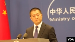 中国外交部新闻司司长兼发言人陆慷在外交部例行记者会上(2015年6月15日,美国之音东方拍摄)