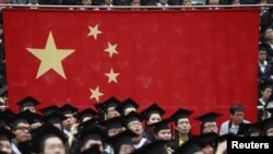 上海复旦大学生参加毕业典礼(资料照片)