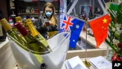 上海举行的中国国际进口博览会展出的澳大利亚葡萄酒展台。(2020年11月5日)