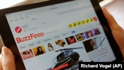 资料照片:在iPad上显示的BuzzFeed新闻网站。(2015年1月9日)