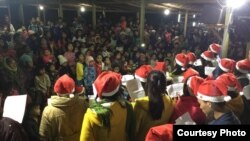 ကချင်ပြည်နယ် စစ်ရှောင်စခန်းတခုက ဆုတောင်ပွဲတခုမြင်ကွင်း (ဓာတ်ပုံ - KBC Kachin)