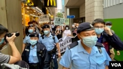 香港支聯會及社民連4名成員4月15日首個國家安全教育日遊行示威,被大批軍裝警員包圍 (美國之音湯惠芸)