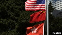 资料照:2013年6月27日美国、中国和香港旗帜在香港分域码头飘扬。