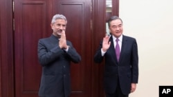 资料照片:2020年9月10日,印度外交部长苏杰生(左)和中国外交部长王毅在莫斯科举行的上海合作组织(SCO)外长会议期间合影。(新华社照片由美联社提供)