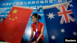在一次研讨会上摆放的澳大利亚和中国国旗 (资料照)