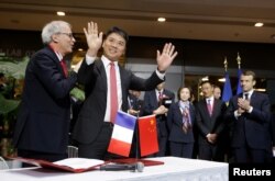 2018年1月9日,中国电子商务公司京东集团首席执行官兼创始人刘强东和法孚集团董事长桑切斯出席签约仪式,法国总统马克龙(Emmanuel Macron)在旁边观看。