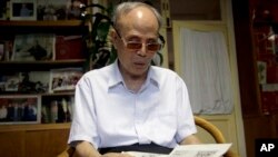 炎黄春秋杂志社社长,92岁的杜导正接受采访的时候翻阅炎黄春秋杂志(2016年7月19日)