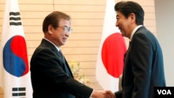 日本首相安倍晋三(右)在东京会晤到访的韩国国家情报院长徐薰。(2018年3月13日)